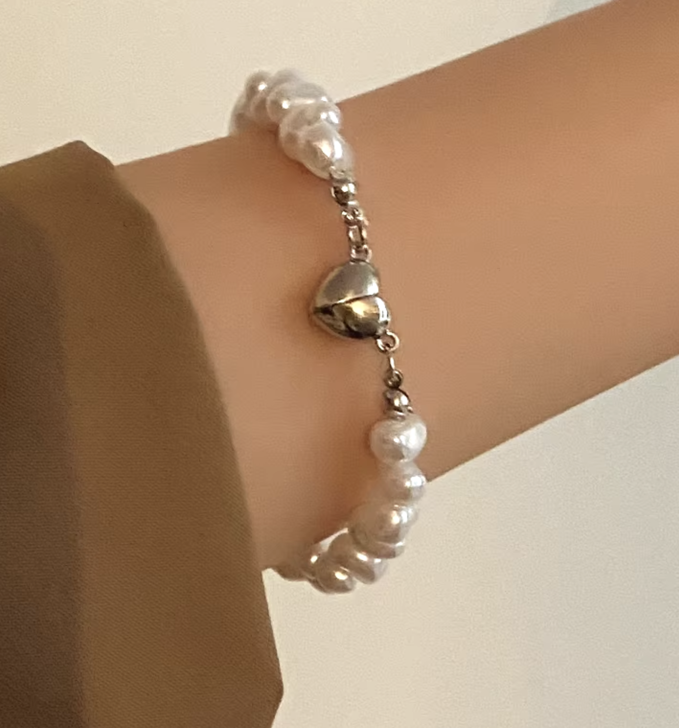 Elegant Freshwater Pearl Bracelet – Heart Magnetic Clasp 💖
