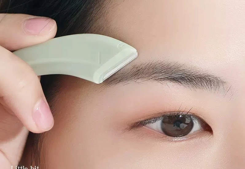 Multi-Use Eyebrow and Facial Razor Set