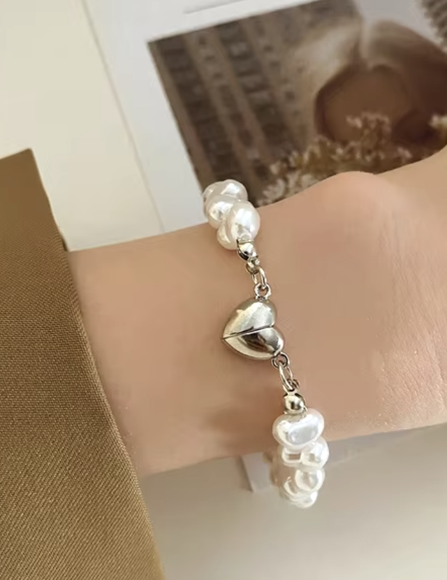 Elegant Freshwater Pearl Bracelet – Heart Magnetic Clasp 💖
