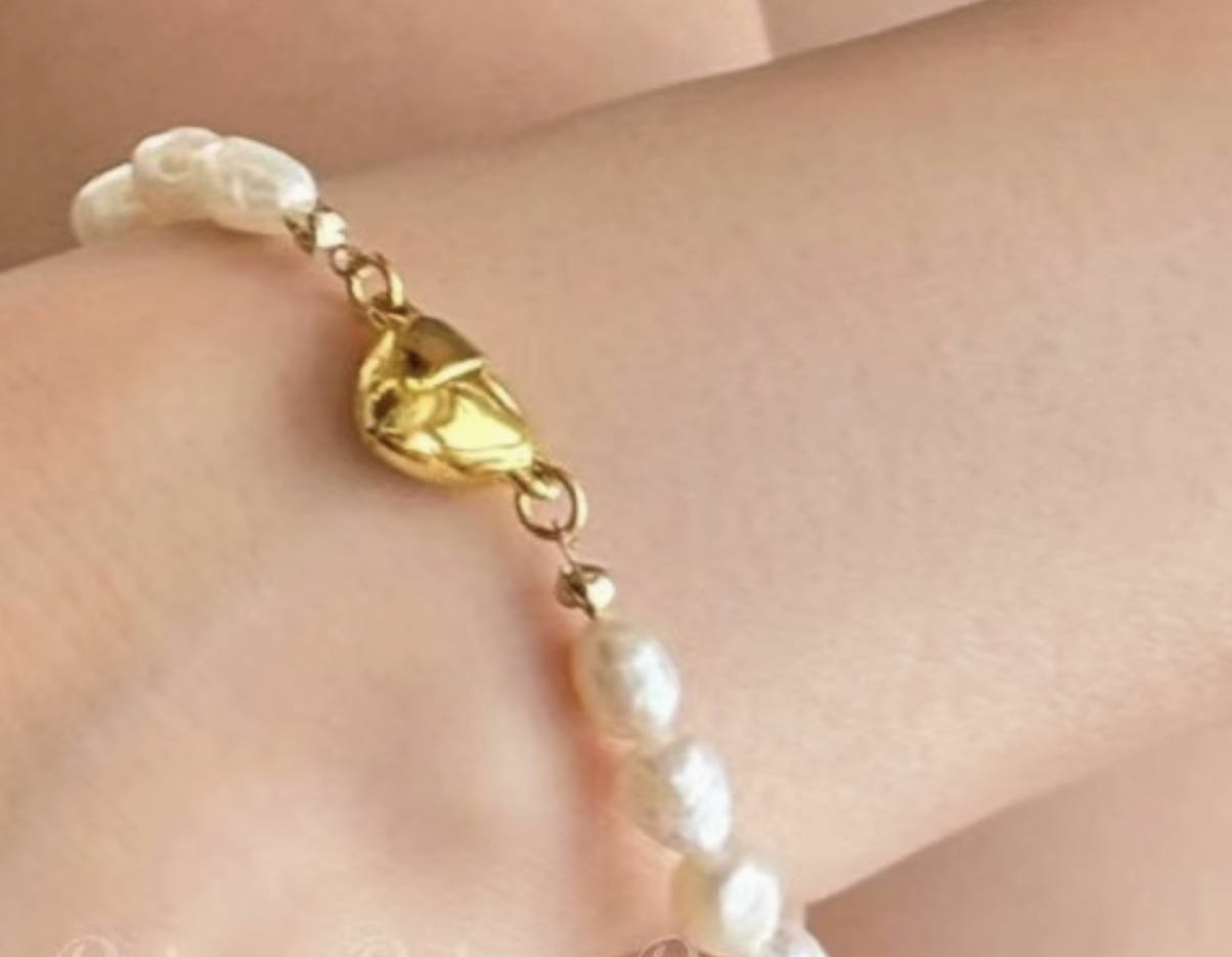 Elegant Freshwater Pearl Bracelet – Heart Magnetic Clasp 💖