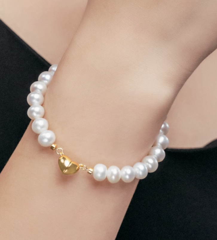 Elegant Freshwater Pearl Bracelet – Heart Magnetic Clasp 💖