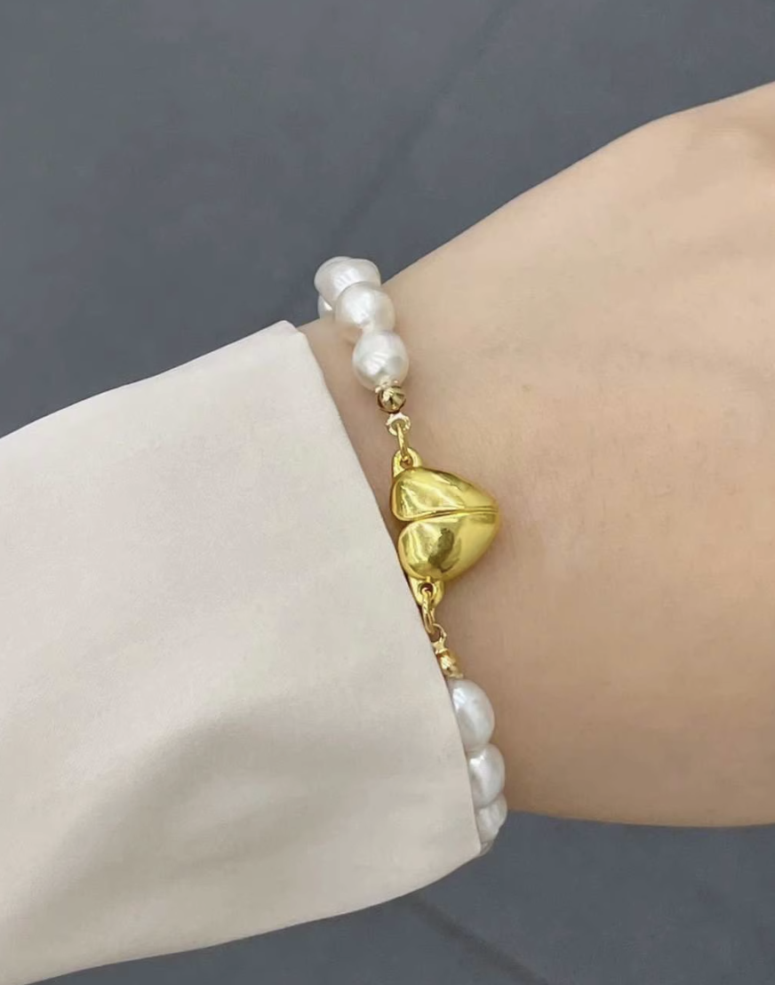 Elegant Freshwater Pearl Bracelet – Heart Magnetic Clasp 💖
